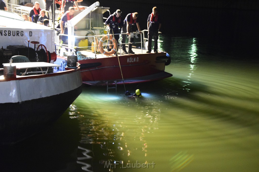 Havarie Wassereinbruch Motorraum beim Schiff Koeln Niehl Niehler Hafen P370.JPG - Miklos Laubert